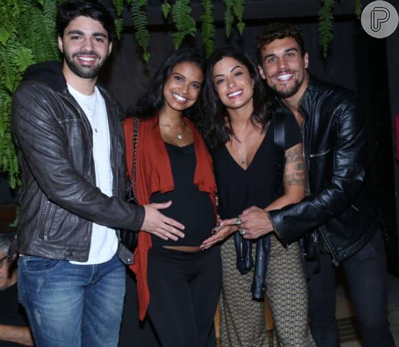 Ao lado de Felipe Roque, Aline Riscado acariciou a barriga de Aline Dias, que espera seu primeiro filho com Rafael Cupello, na estreia do musical