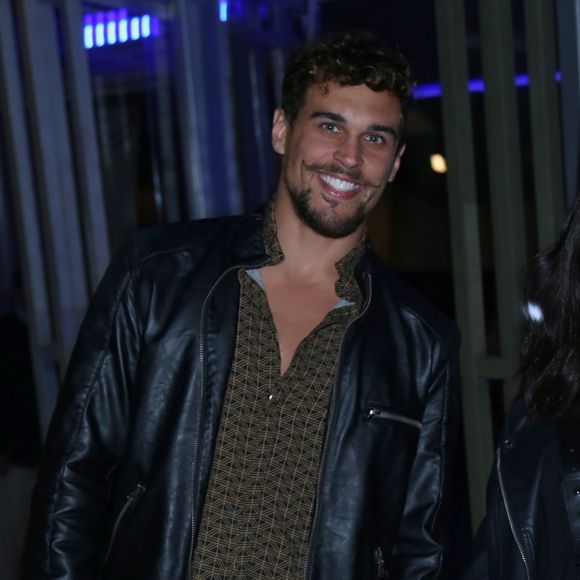 O casal Aline Riscado e Felipe Roque mostrou sintonia no guarda-roupa ao combinar looks para prestigiar a estreia do musical 'Relaxa que é Sexo', no Rio de Janeiro, em 3 de agosto de 2017