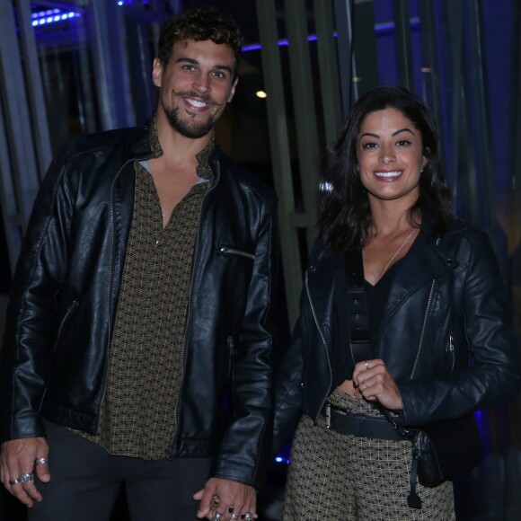 Tanto Aline Riscado como Felipe Roque usaram jaqueta de couro preta na estreia do musical 'Relaxa que é Sexo', no Rio de Janeiro, em 3 de agosto de 2017