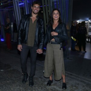 Aline Riscado e Felipe Roque escolheram a mesma estampa e apostaram na inversão dos looks para prestigiar a estreia do musical 'Relaxa que é Sexo', no Rio de Janeiro, em 3 de agosto de 2017