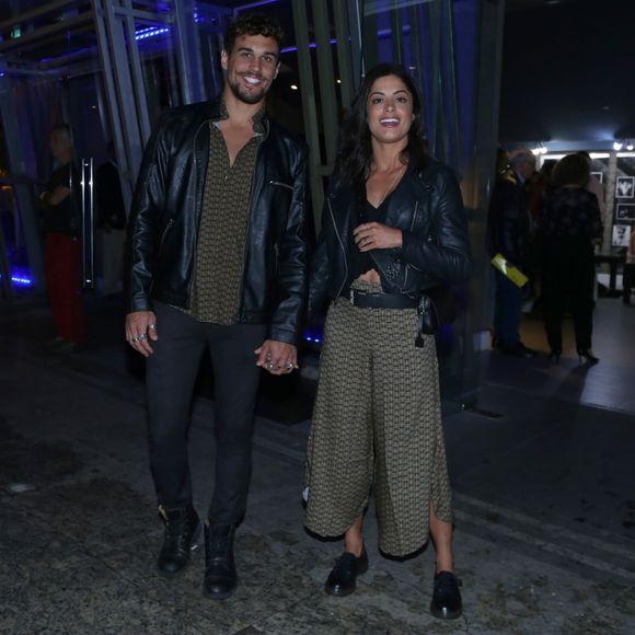 Aline Riscado e Felipe Roque escolheram a mesma estampa e apostaram na inversão dos looks para prestigiar a estreia do musical 'Relaxa que é Sexo', no Rio de Janeiro, em 3 de agosto de 2017