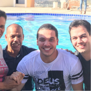 Wesley Safadão posa com a pastora e amigos após ser batizado