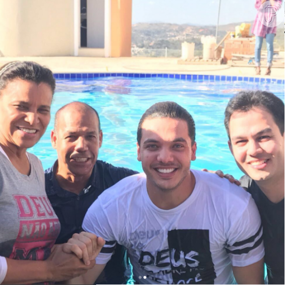 Wesley Safadão posa com a pastora e amigos após ser batizado