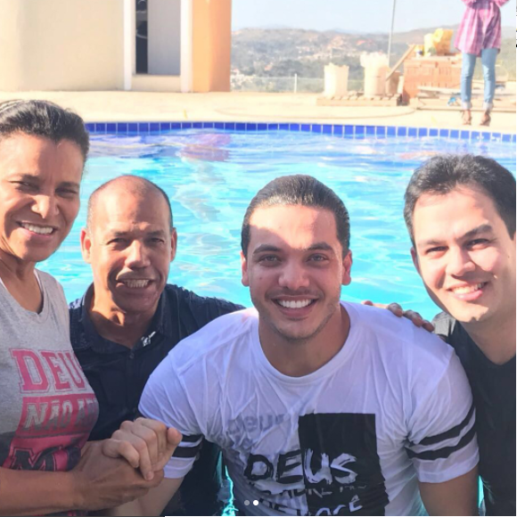Wesley Safadão posa com a pastora e amigos após ser batizado