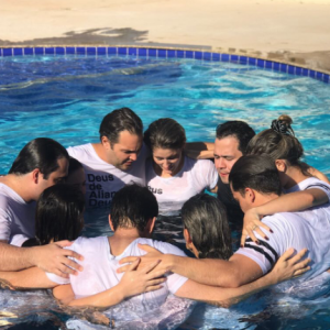 'Desci às águas declarando minha Fé e Meu amor por Deus! Fui batizado junto do meu amor', escreveu Wesley Safadão em suas redes sociais
