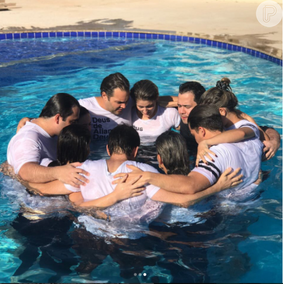 'Desci às águas declarando minha Fé e Meu amor por Deus! Fui batizado junto do meu amor', escreveu Wesley Safadão em suas redes sociais