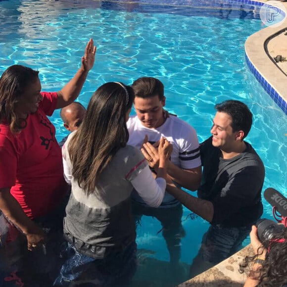 Wesley Safadão é batizado em retiro espiritual com mulher, Thyane Dantas, nesta sexta-feira, dia 04 de agosto de 2017