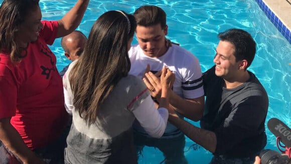 Wesley Safadão é batizado em retiro espiritual com mulher: 'Palavra e oração'