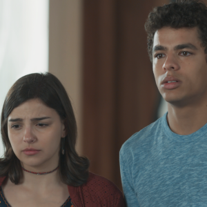 Na novela 'Malhação', Keyla (Gabriela Medvedovski) e Tato (Matheus Abreu) ficam indignados com a atitude de Roney (Lúcio Mauro Filho) ao expulsar o genro de casa