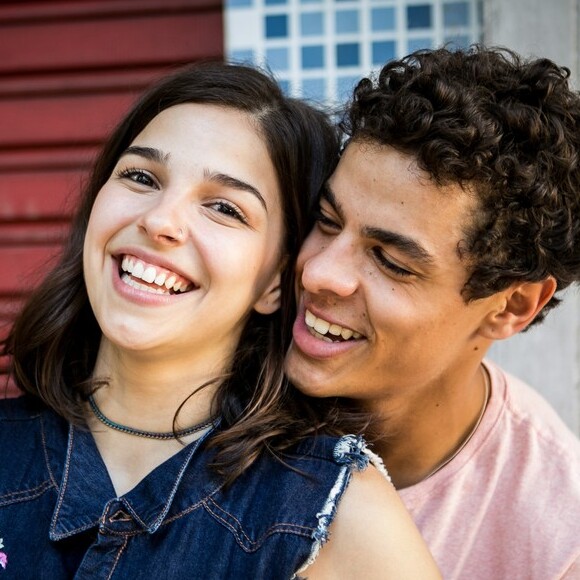 Na novela 'Malhação', Tato (Matheus Abreu) fica decepcionado com Keyla (Gabriela Medvedovski) após descobrir que a namorada ainda tem sentimentos por Deco (Pablo Morais)