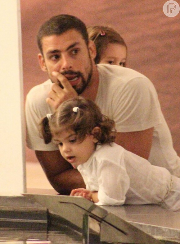 Cauã Reymond gosta de curtir as horas de folga com a filha, Sofia, de quase 2 anos. O ator conversou com a colunista Patricia Kogut, do jornal 'O Globo', em 11 de abril de 2014