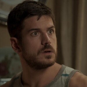 Zeca (Marco Pigossi) se decepciona com Jeiza (Paolla Oliveira) e é surpreendido por Ritinha (Isis Valverde) em seu quarto, na novela 'A Força do Querer'