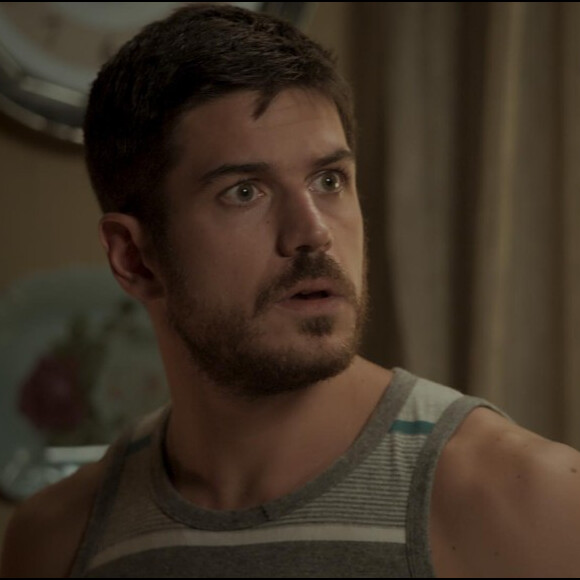 Zeca (Marco Pigossi) se decepciona com Jeiza (Paolla Oliveira) e é surpreendido por Ritinha (Isis Valverde) em seu quarto, na novela 'A Força do Querer'