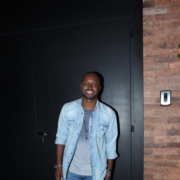 Thiaguinho foi com um look jeans para a festa de aniversário de Bruna Marquezine