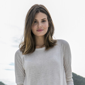 Camila Queiroz conta que ainda não decidiu vestido de noiva: 'Cada dia penso numa coisa em relação ao vestido'