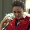 Sandra Helena (Nanda Costa) furta o vestido de uma hóspede para usar no baile de reinauguração do hotel, na novela 'Pega Pega'