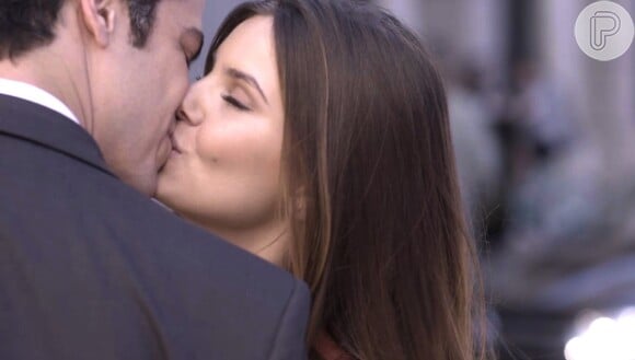 Eric (Mateus Solano) faz uma surpresa romântica para se redimir e Luiza (Camila Queiroz), além de perdoá-lo, ainda o pede em casamento, na novela 'Pega Pega'
