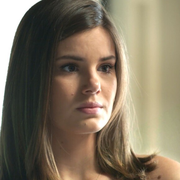 Luiza (Camila Queiroz) descobre que Sandra Helena (Nanda Costa) beijou Eric (Mateus Solano), na novela 'Pega Pega'