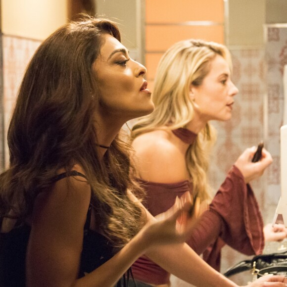 Bibi (Juliana Paes) procura Jeiza (Paolla Oliveira) para assumir a autoria da armação e completar sua vingança, na novela 'A Força do Querer'