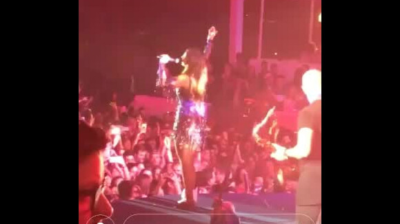 Ivete Sangalo torce o pé durante show, mas tranquiliza fãs: 'Nada sério'. Vídeo!