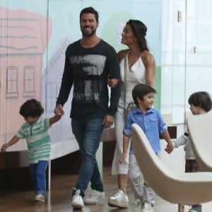 Juliana Paes acredita que os filhos vivenciam ônus e bônus por conta de sua fama