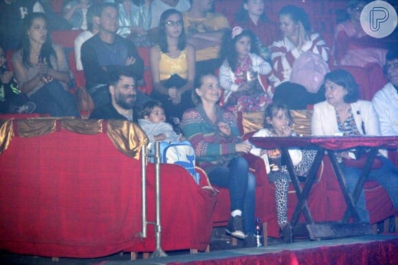 Fernanda Rodrigues, Raoni Carneiro, Luisa e Bento sentaram na primeira fila do circo