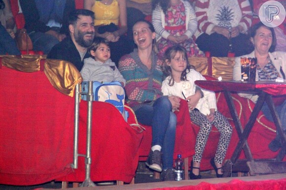 Fernanda Rodrigues e Raoni Carneiro também foram com os filhos Luisa e Bento