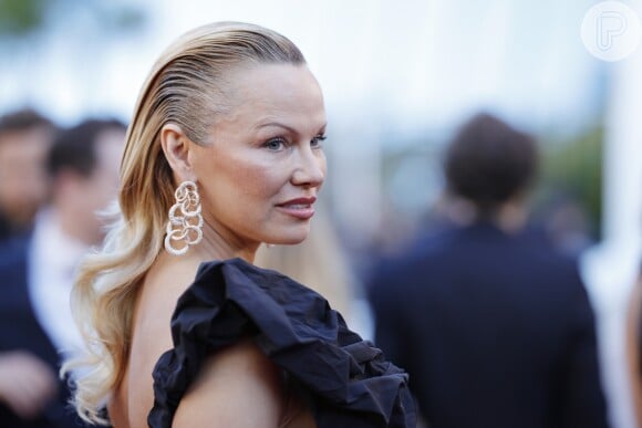 A atriz e modelo canadense Pamela Anderson surgiu irreconhecível com o penteado com efeito molhado