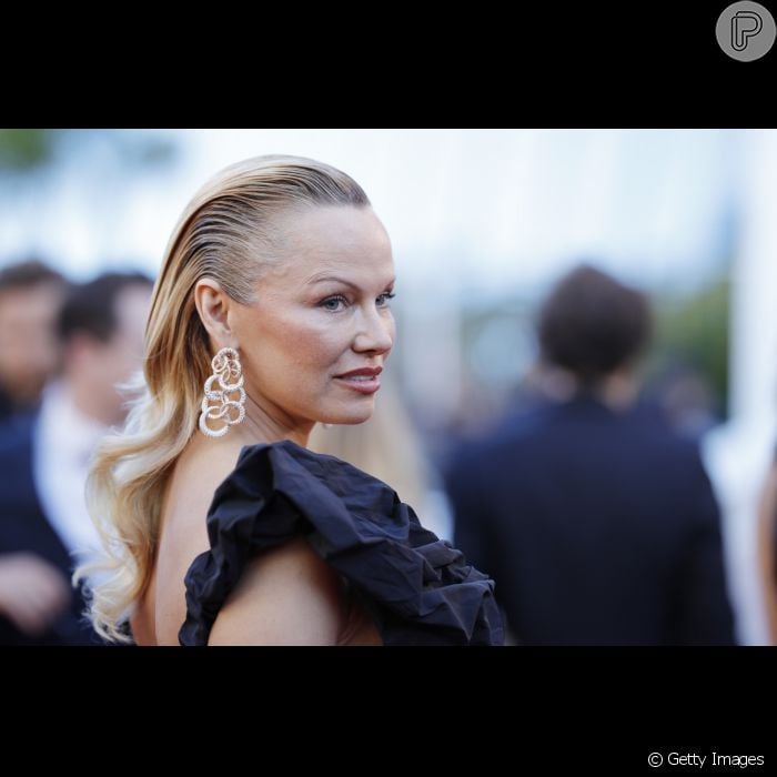 A atriz e modelo canadense Pamela Anderson surgiu irreconhecível com o  penteado com efeito molhado - Purepeople