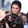 Com um look transparente, Kendall Jenner usou o cabelo com efeito molhado no Festival de Cannes de 2016