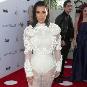 Irmã de Kendall Jenner, Kim Kardashian também apostou no efeito molhado nos fios para uma premiação de moda, em Los Angeles, na Califórnia, em 2 de abril de 2017