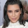 Kim Kardashian, usando os fios curtos, deixou o visual elegante e descontraído com o acabamento wet