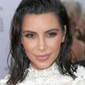 Kim Kardashian, usando os fios curtos, deixou o visual elegante e descontraído com o acabamento wet