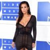 O visual 'molhado' dos cabelos deu leveza ao look transparente de Kim Kardashian no MTV Video Music Awards, em 28 de agosto de 2016