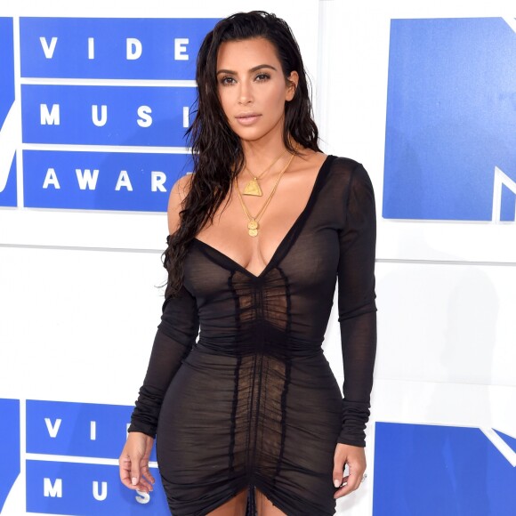 O visual 'molhado' dos cabelos deu leveza ao look transparente de Kim Kardashian no MTV Video Music Awards, em 28 de agosto de 2016