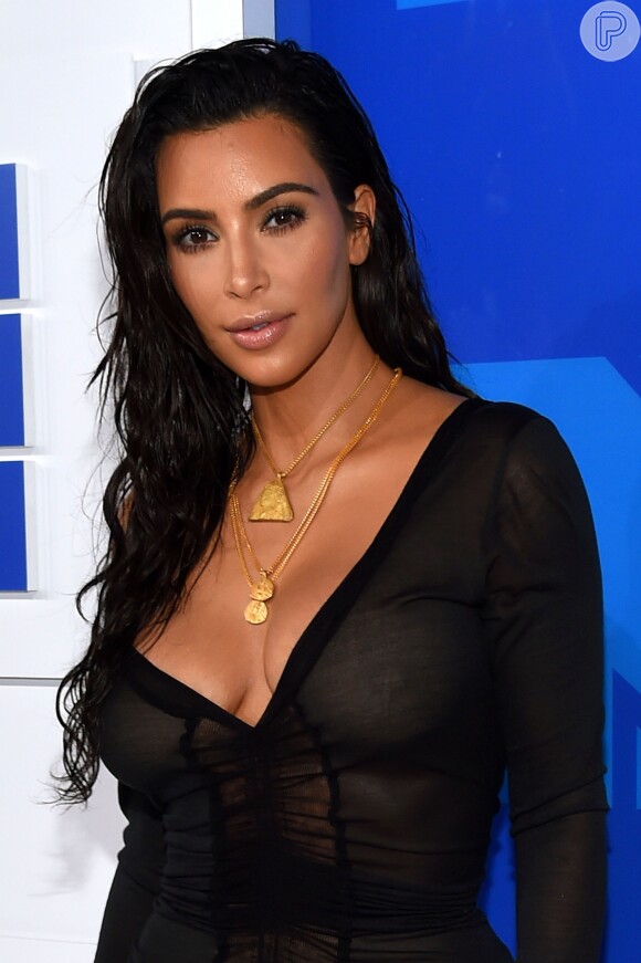 Quando ainda estava com os cabelos compridos, no MTV Video Music Awards 2016, Kim Kardashian investiu na tendência wet