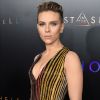 A atriz americana Scarlett Johansson também apostou no acabamento molhado para uma première em Nova York em 29 de março de 2017