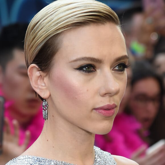 Com o corte pixie, Scarlett Johansson investiu na tendência wet para uma pré-estreia em Nova York, nos Estados Unidos, em 12 de junho de 2017