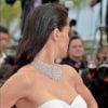 A modelo Adriana Lima deixou os fios com efeito molhado para trás e apostou em um tomara-que-caia com gargantilha para o Festival de Cannes 2017, em 18 de maio de 2017