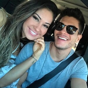 Mayra Cardi e Arthur Aguiar assumiram o namoro há um mês