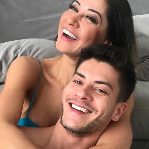 'Eu levanto travada. Enquanto eu sofro, ele me zoa. Como que a pessoa imita um gorila aqui dentro? Eu não aguento!', disse Mayra Cardi aos risos com o namorado, Arthur Aguiar