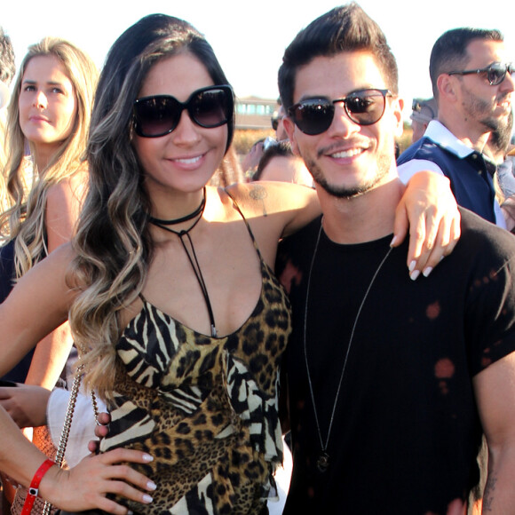 'Temos escutado muito a frase: 'não é muito cedo para tanto?' Eu só posso dizer que nunca é tarde demais para ser mais feliz', continuou Mayra Cardi