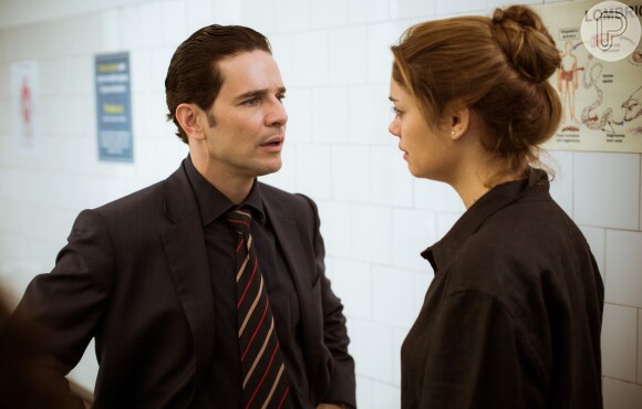 Vitor (Daniel de Oliveira) será preso em flagrante por manter Alice (Sophie Charlotte) refém