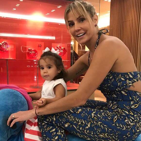 Deborah Secco confessou que teve medo de a filha, Maria Flor, ficar marcada como 'filha da Deborah'