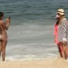 Luana Piovani posa para foto com fãs em dia de sol no Rio