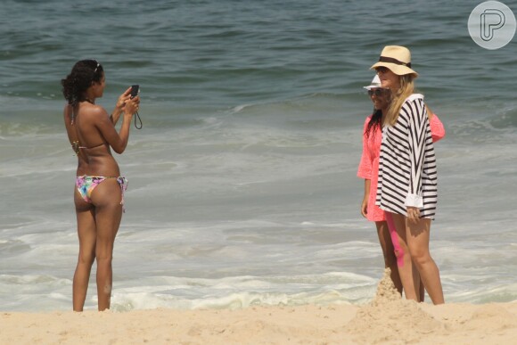 Luana Piovani posa para foto com fãs em dia de sol no Rio