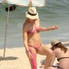 Luana Piovani aproveita dia de sol no Rio para curtir praia mesmo com bandagem terapêutica na perna; atriz está se recuperando de uma cirurgia que fez no joelho direito após sofrer um acidente no quadro 'Dança dos Famosos' no 'Domingão do Faustão' em agosto de 2013