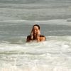 Luana Piovani exibe corpão em dia de praia no Leblon, no Rio