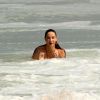 Luana Piovani mergulha em mar do Leblon, praia da Zona Sul do Rio de Janeiro