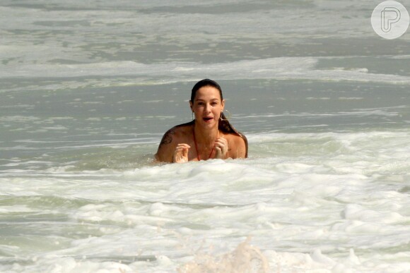 Luana Piovani mergulha em mar do Leblon, praia da Zona Sul do Rio de Janeiro